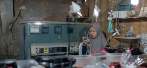21_Indonesia_woman-using-mobile-phones_DFS-(3) 1
